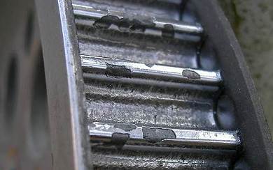 Durch Steinchen werden Chromst�ckchen 
	herausgebrochen.