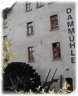 Die Dammühle mit klapperndem Mühlrad